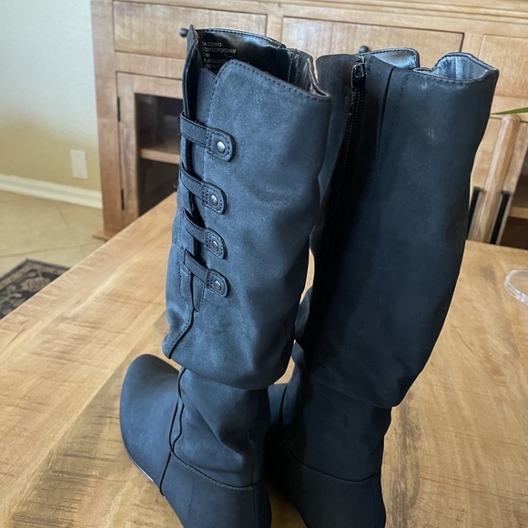 Cliffs by White Mountain Black Slouch Boots
Women’s Size 7.5 Mid-calf height - Picture 2 of 9